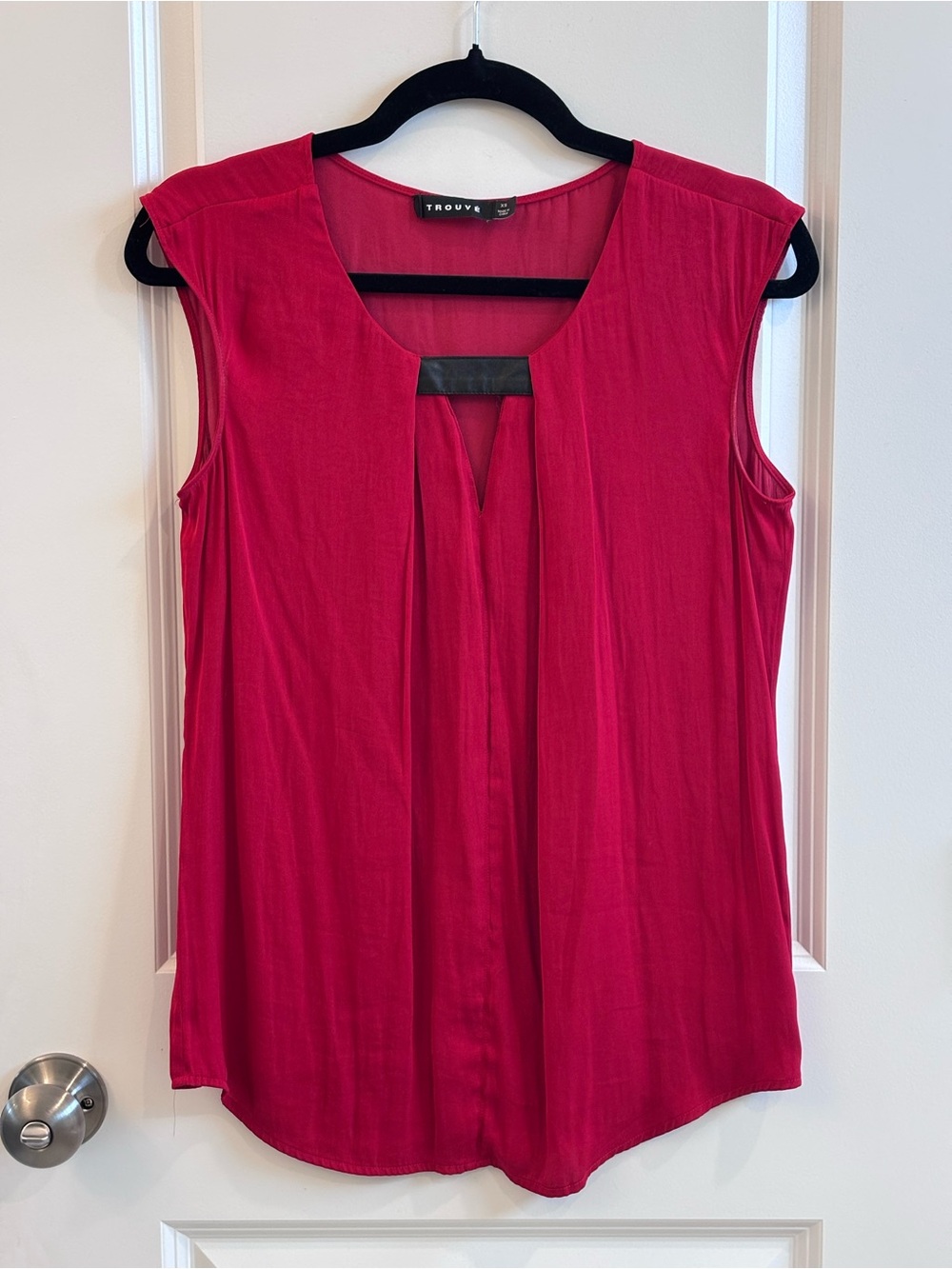 Trouve Sleeveless Keyhole Camisole in Bright Pink
